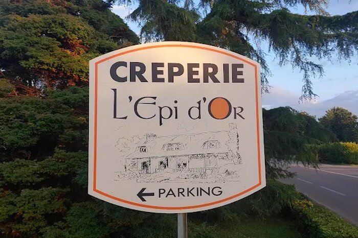Panneau de bienvenue à la crêperie